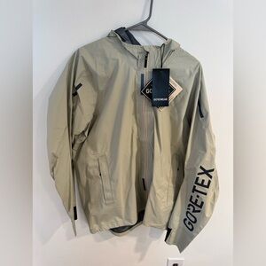 NWT GOREWEAR GORE-TEX Men's Beige Raincoat
